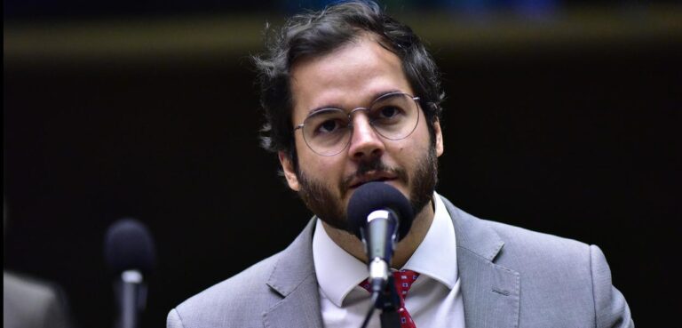 Túlio Gadêlha se filia ao PSD e reafirma apoio a Lula em busca de vaga no Senado Túlio Gadêlha se filia ao PSD e reafirma apoio a Lula em busca de vaga no Senado