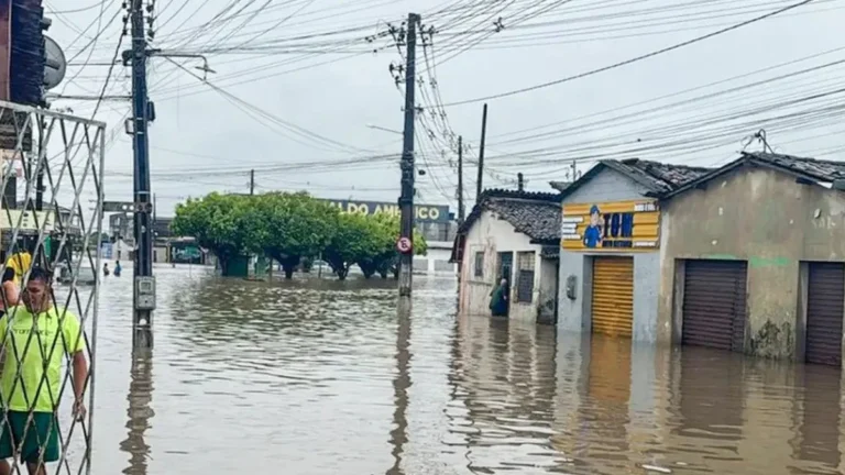 Pernambuco abre seleção para 16 especialistas em emergências climáticas com salários de até R$ 5,2 m