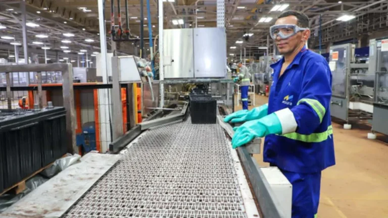 Pernambuco gera 3,3 mil empregos formais em abril, aponta Novo Caged