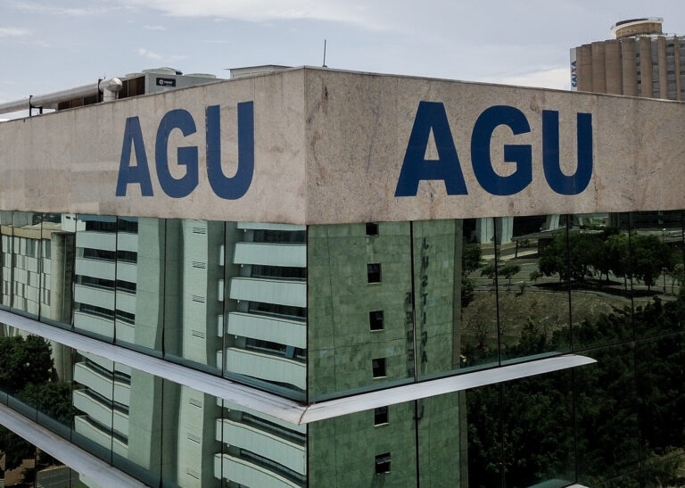 AGU Expande Auxílio-Saúde para Incluir Academia e Despesas de Sogros