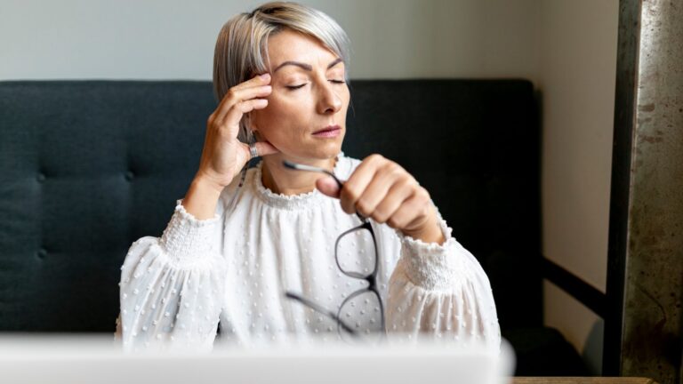 Menopausa: Impactos no Sono e Saúde Mental das Mulheres e a Clareza Emocional