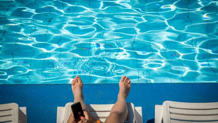 Não passe frio em Atibaia: Conheça hospedagem com clima de verão no inverno